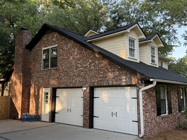 Building Photo - 989 Colonial Dr