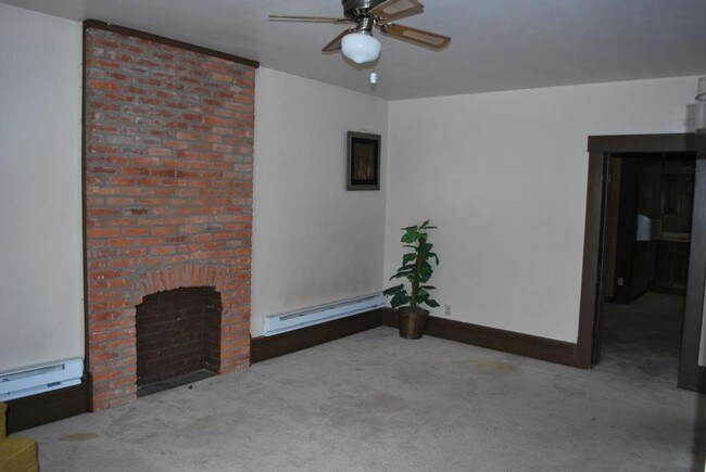 Building Photo - 830 1/2 N Main St Apt 6