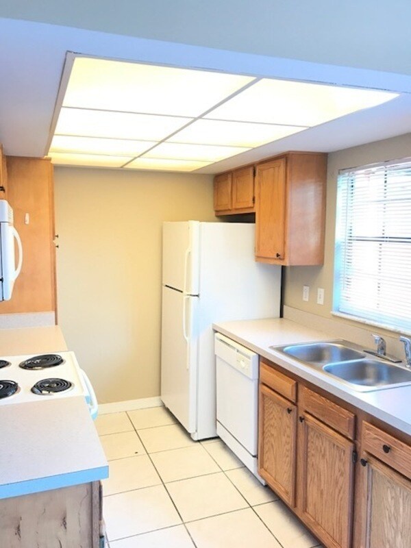 Building Photo - 7431 Glen Oaks Way