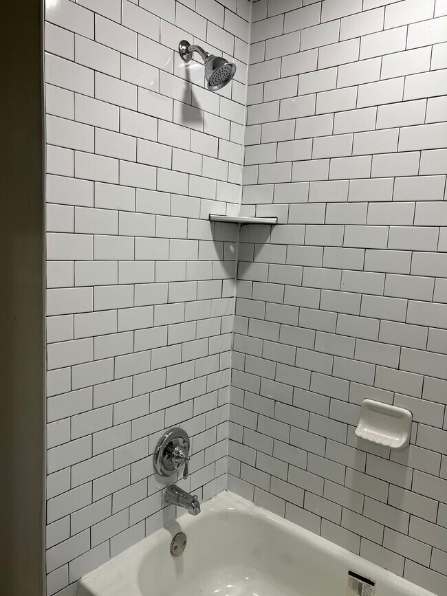 Second full bathroom in hallway - 220 Dalehurst Dr