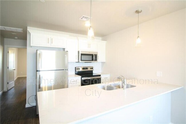 Building Photo - 402 Vail Cir