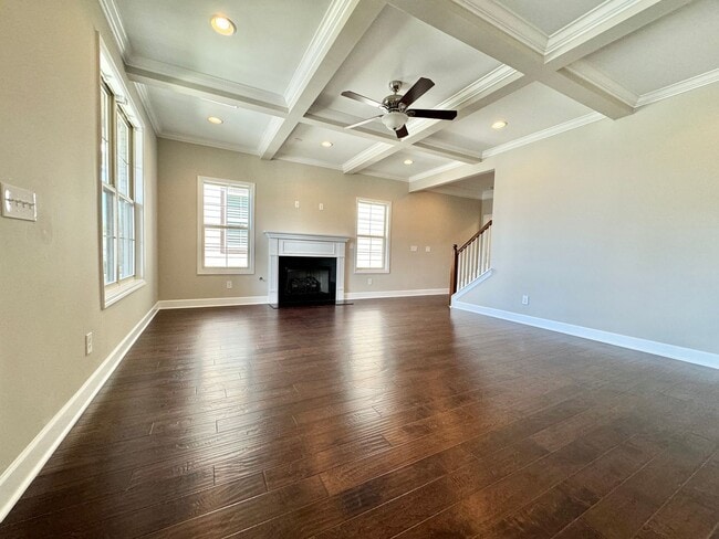 Building Photo - 4 Bedroom, 2.5 Bath Home w/ Fenced Backyar...