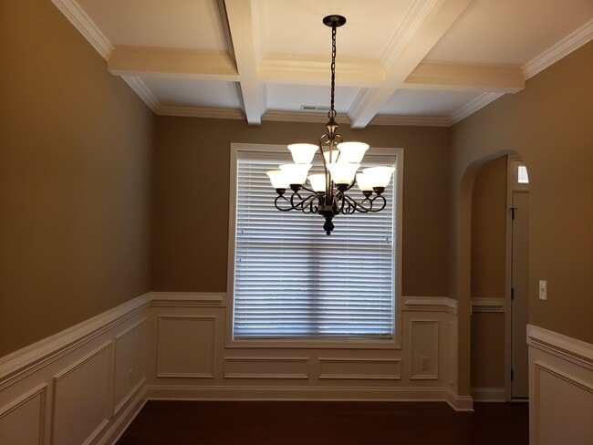 Building Photo - Fenced Back Yard, Screened Back Patio, Lexington Plantation!