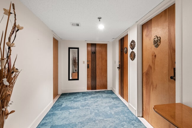 Foto del edificio - 9300 Bay Harbor Ter