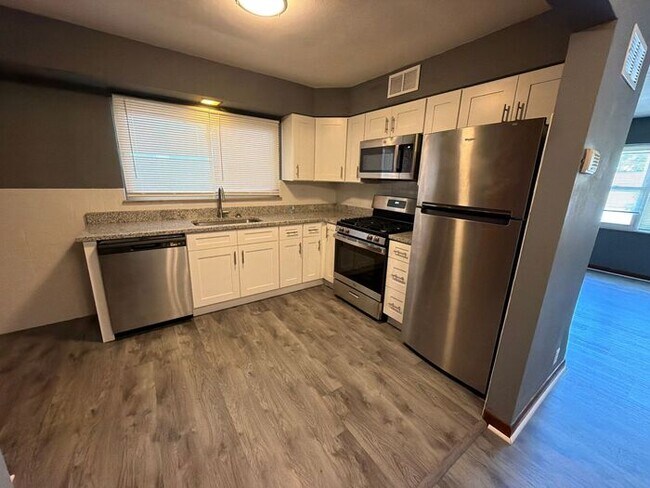 Foto del edificio - Charming 2-Bedroom First-Floor Apartment with Basement
