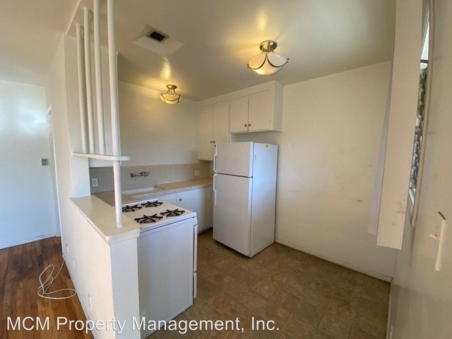 Building Photo - 1605 N Martel Ave