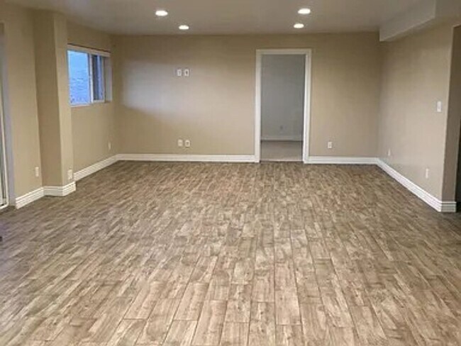 Building Photo - 2 Bedroom Walk out Basement Apartment