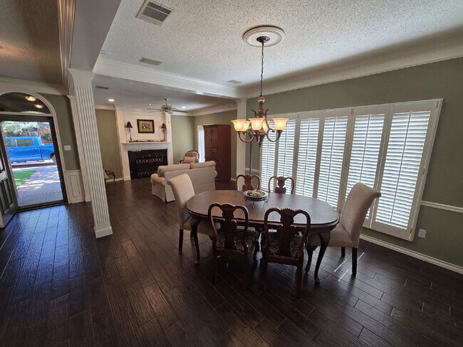 Foto del edificio - "Discover Spacious Comfort: 3-Bed, 2-Bath Gem on 77th Street (furnished)