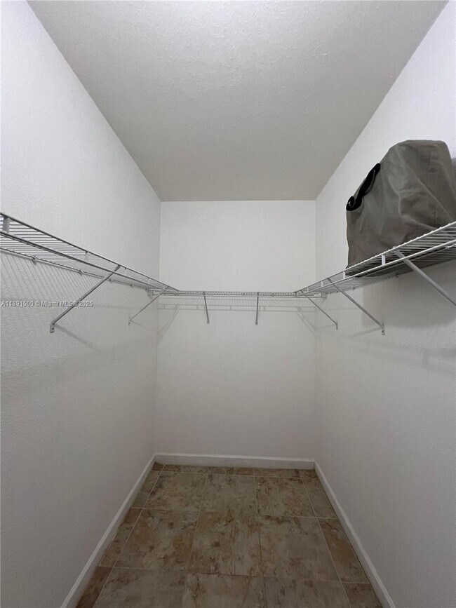 Foto del edificio - 1666 SE 27th Ct
