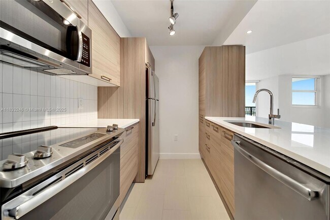 Foto del edificio - 1756 N Bayshore Dr