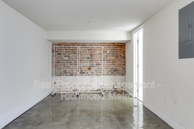 Building Photo - 1321 1/2 E. Main St.