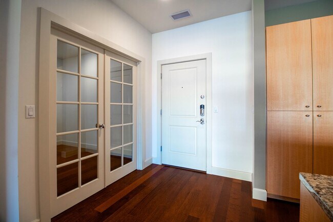 Building Photo - Crowder 500 Unit 609