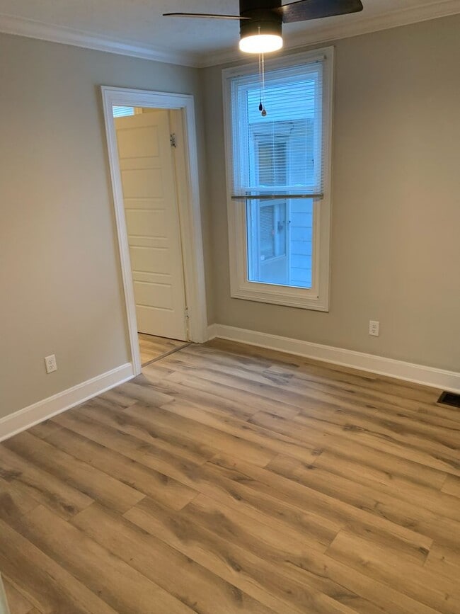 Building Photo - 2 Bedroom, 1 Bath newly renovated shot gun...