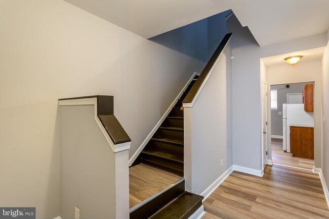Building Photo - 3021 Wolcott Ave