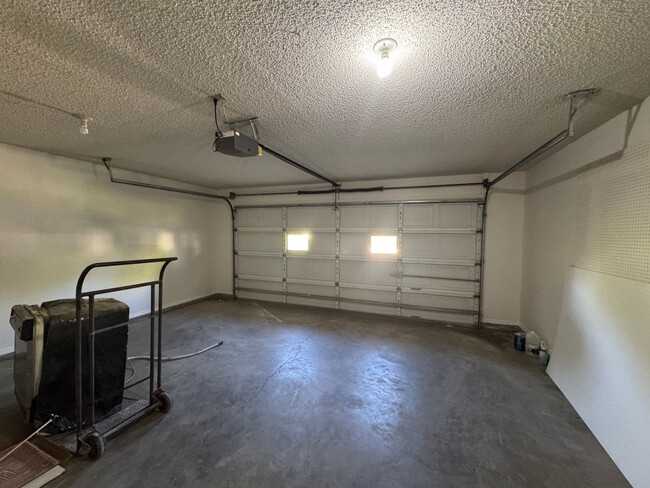 Building Photo - Move in ready beautiful home!