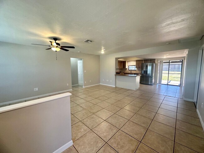 Foto del edificio - Fenced 3/2 with Screened Lanai in NE Cape Coral