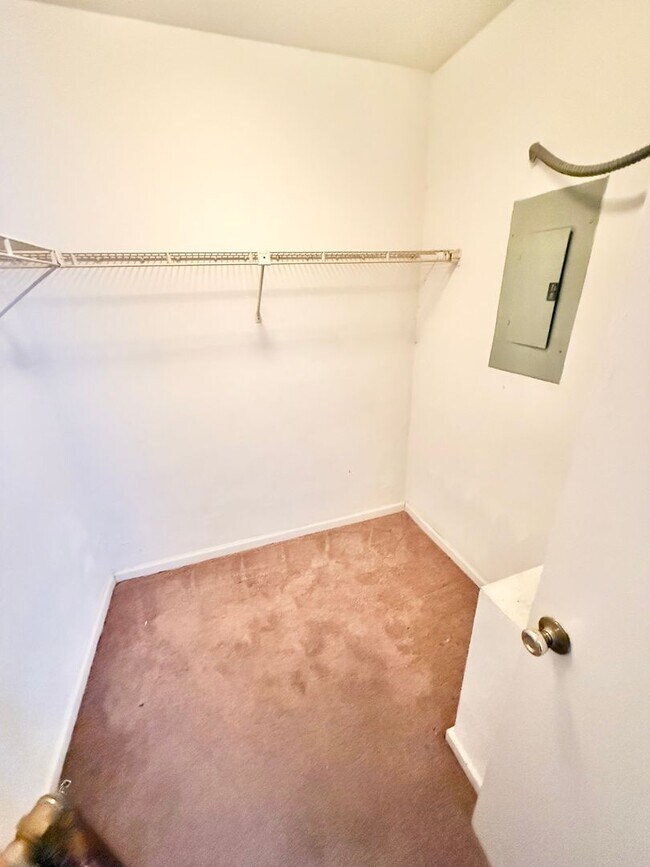 Building Photo - ** Rent ready 1 bedroom near military base