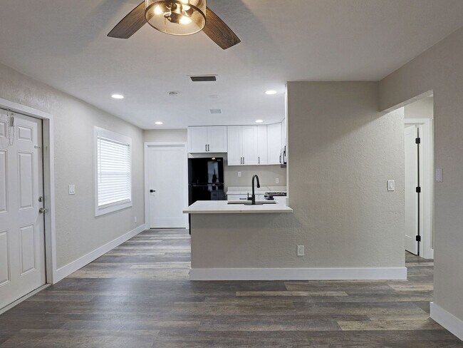 Building Photo - Duplex- Fort Myers Duplex 14181