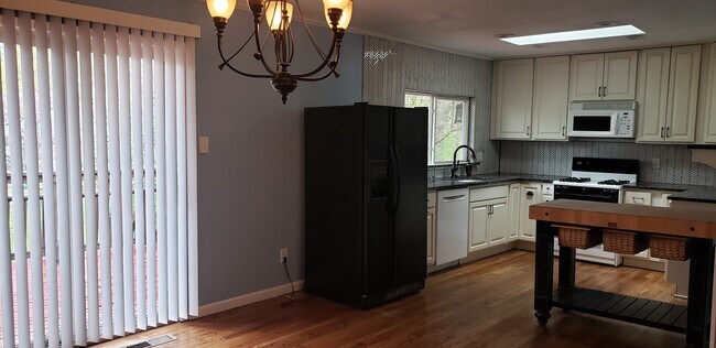 Building Photo - 9910 Chileswood Dr