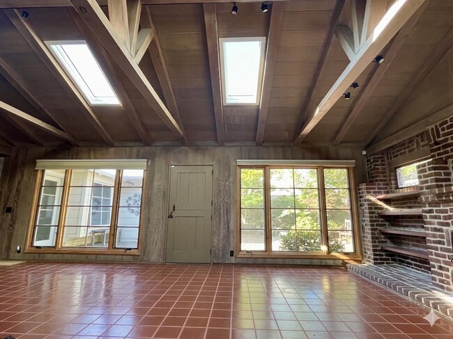 Amplia sala con vista al patio trasero. - 752 S El Monte Ave