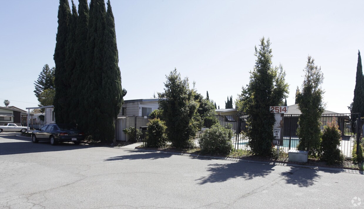 Foto principal - 2514 W Orangethorpe Ave