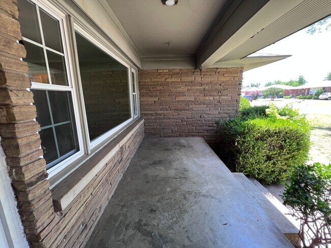 Building Photo - Clean 3 Bed in The Village!