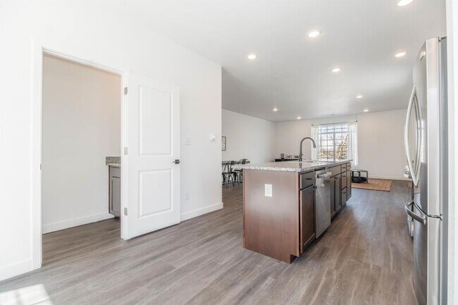 Foto del edificio - 1239 Sable Blvd