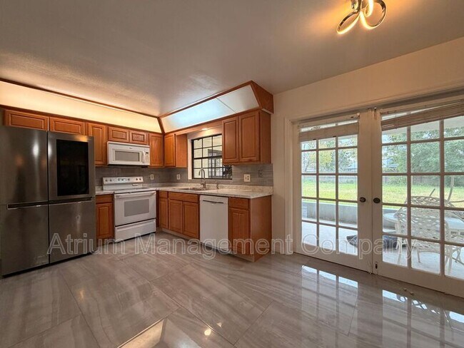 Building Photo - 8842 Reparto Dr