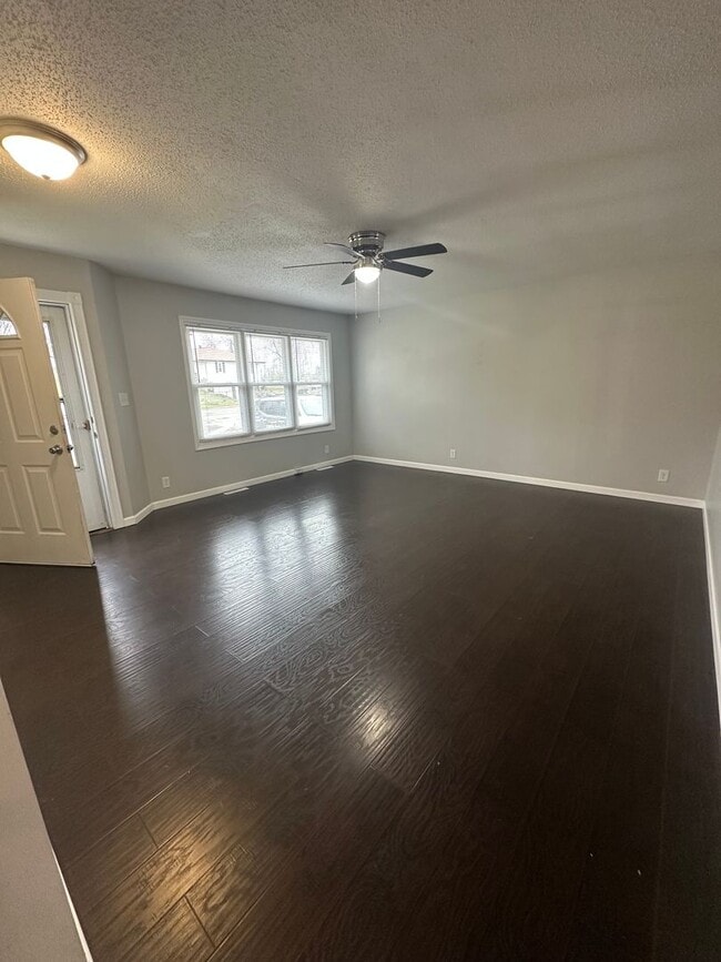 Foto del edificio - Updated 3BR Gem with HUGE Fenced Yard