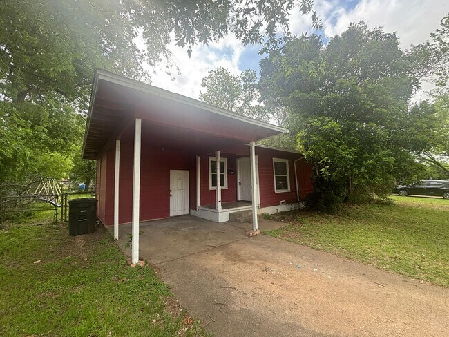 Building Photo - 3 bed, 1 bath with large fenced back yard, w/d connections