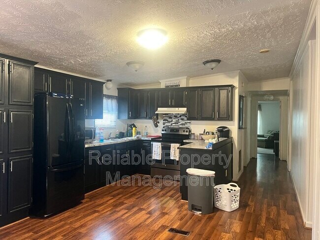 Foto del edificio - 4321 On Track Rd