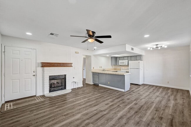 Building Photo - Clean and Ready to Move-in