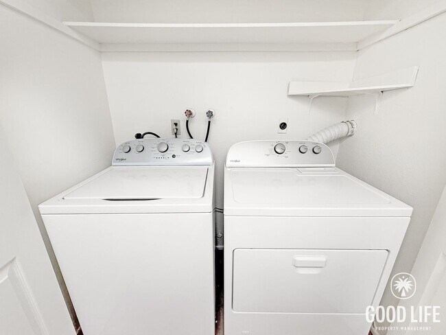 Foto del edificio - Comfortable 2BD/1.5BA Condo in Riverside with Private Patio, Community Pool & One Car Garage