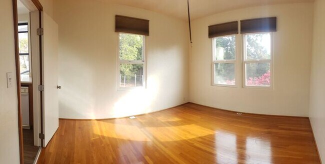 Building Photo - Gorgeous 3bdr home on spacious privately f...
