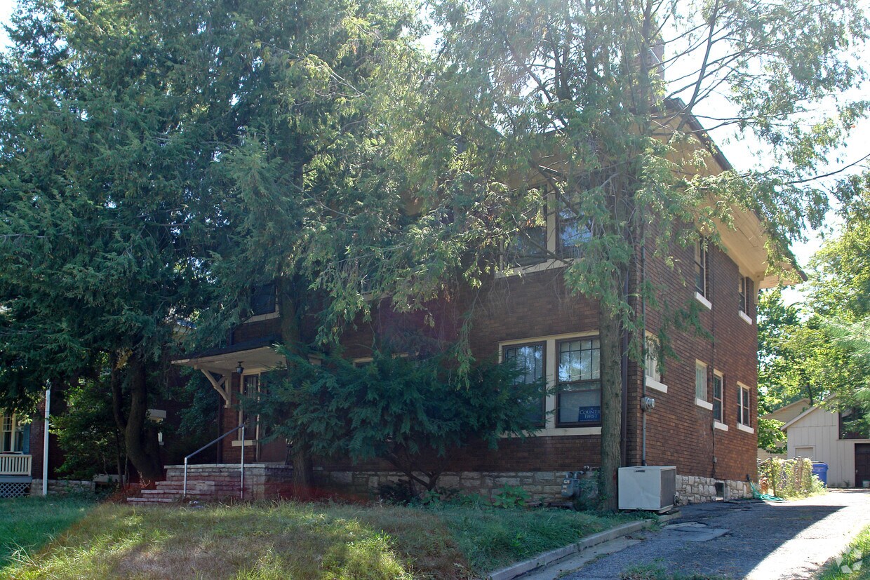 Building Photo - 130 University Ave