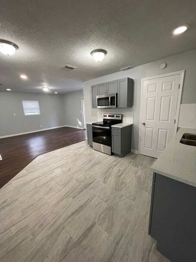 Foto del edificio - 4/2 Single Family home available now!