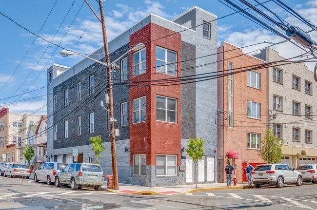 Building Photo - 542 29th St