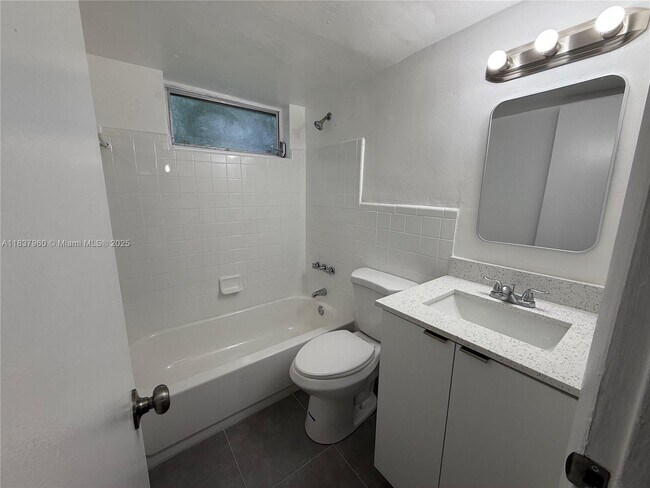 Foto del edificio - 16851 NE 18th Ave