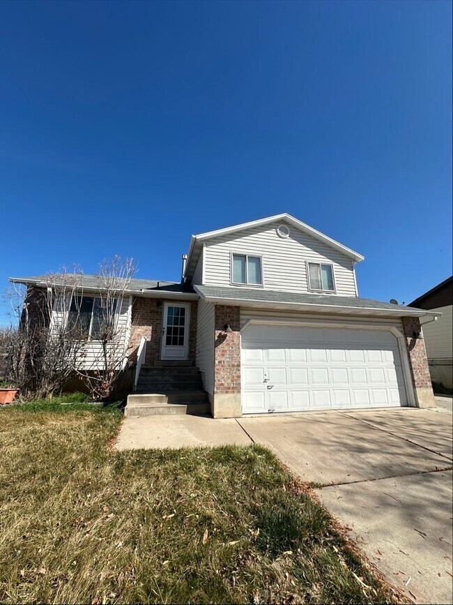 Foto del edificio - Spacious 5-Bed Clearfield Home with Garage & Fenced Yard