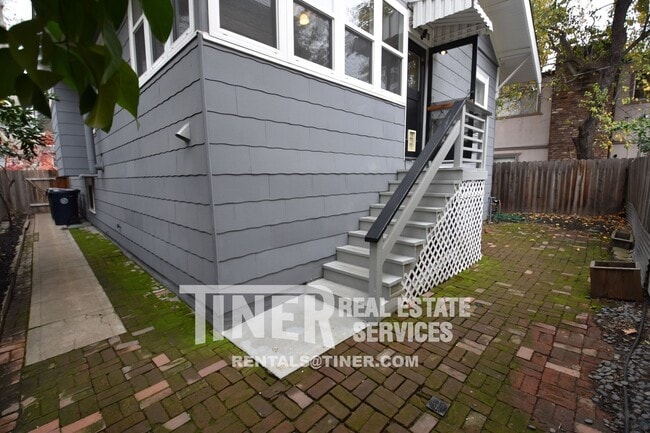 Building Photo - Dreamy pet friendly home in Marshall Schoo...