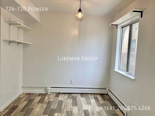 Building Photo - 726-730 Pioneer Unit 1- 2bed 1 bath