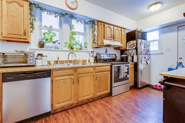Building Photo - AVAILABLE JUNE - Beautiful 3 Bedroom Home ...