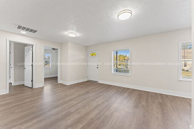 Foto del edificio - Beautifully Renovated 3 Bedroom Home on a Corner Lot!