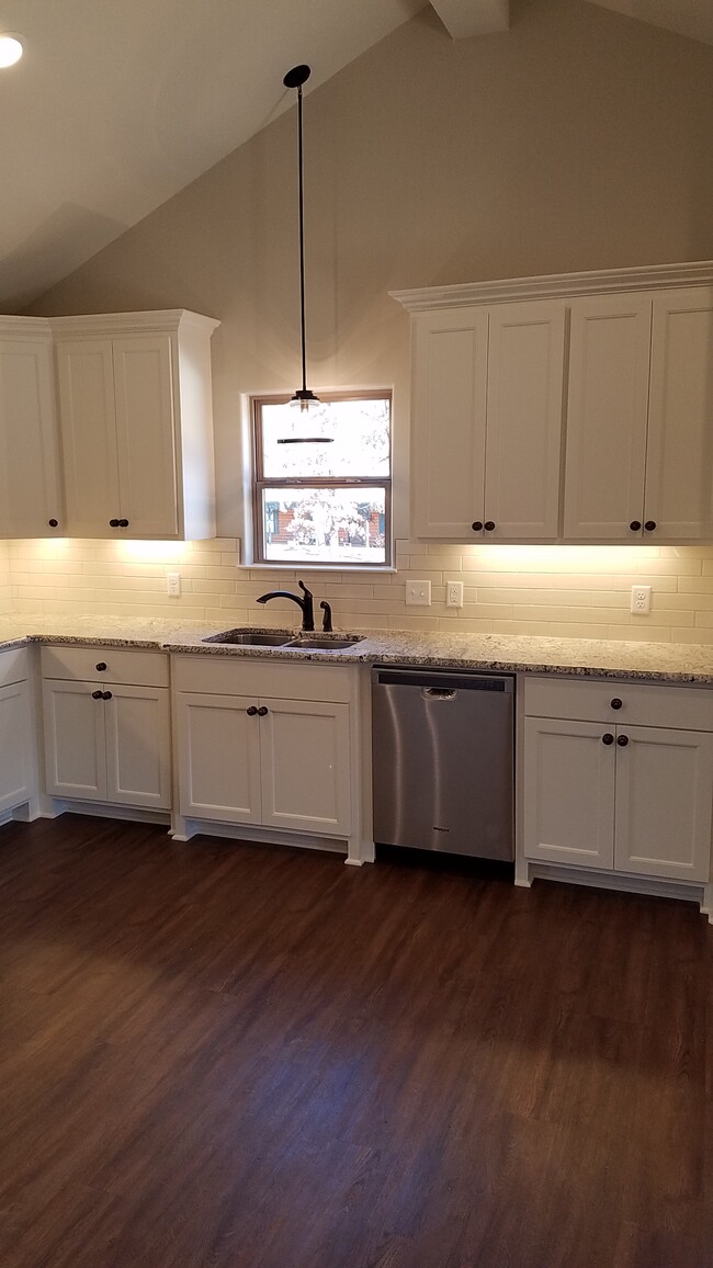 Building Photo - 424 Brentwood Dr