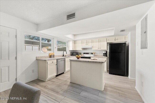 Foto del edificio - 8140 Sutton Pl N