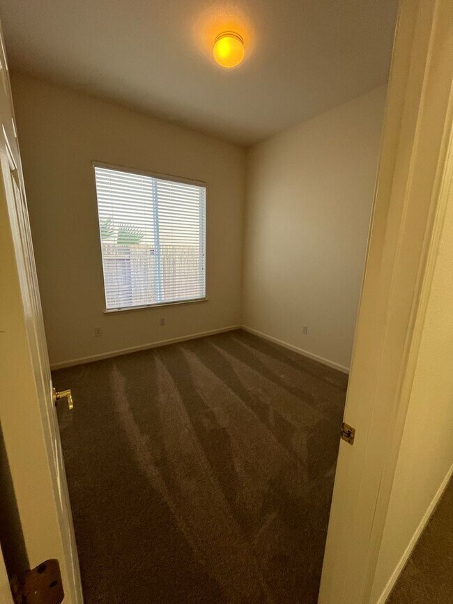 Building Photo - 4BR | 2BA | 2060SF | 3 Car Garage - Tenant...