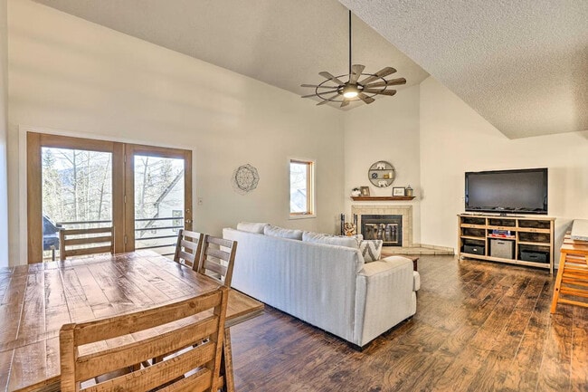 Building Photo - 163 Burgundy Cir