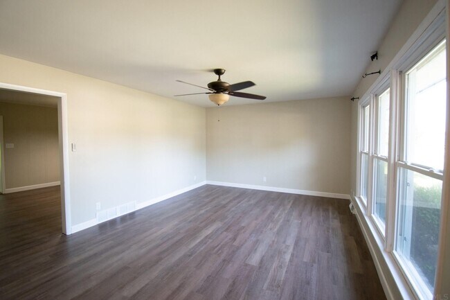 Building Photo - 8399 Outer Lincoln Ave