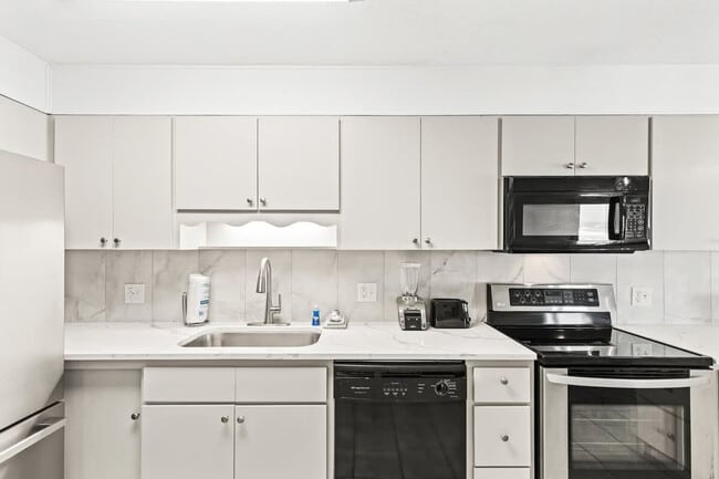 Building Photo - 8743 Thomas Dr