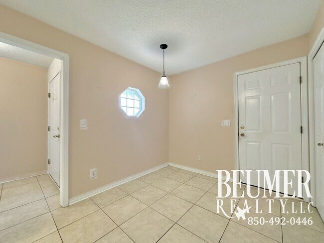 Foto del edificio - Charming 3-Bedroom Home in Lake Cook Estat...
